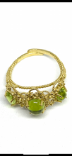 Load image into Gallery viewer, nello in Argento dorato con Peridoto - Gold plated silver ring with Peridot
