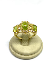 Load image into Gallery viewer, nello in Argento dorato con Peridoto - Gold plated silver ring with Peridot