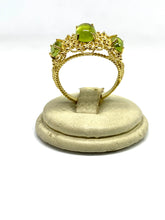 Load image into Gallery viewer, nello in Argento dorato con Peridoto - Gold plated silver ring with Peridot