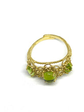 Load image into Gallery viewer, nello in Argento dorato con Peridoto - Gold plated silver ring with Peridot