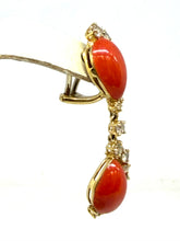 Carica l'immagine nel visualizzatore di Gallery, Orecchini in Oro con Corallo e Diamanti - Gold earrings with Coral and Diamonds

