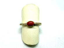 Carica l'immagine nel visualizzatore di Gallery, Anello in oro con Corallo e diamanti - Gold Coral ring with diamonds
