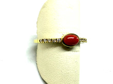 Carica l'immagine nel visualizzatore di Gallery, Anello in oro con Corallo e diamanti - Gold Coral ring with diamonds
