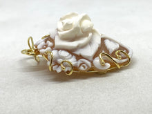 Load image into Gallery viewer, Ciondolo Cammeo - Cameo pendant
