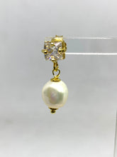 Carica l&#39;immagine nel visualizzatore di Gallery, Orecchini Perle - Pearl earrings
