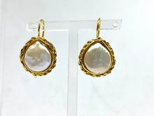 Carica l&#39;immagine nel visualizzatore di Gallery, Orecchini Perla - Pearl earrings
